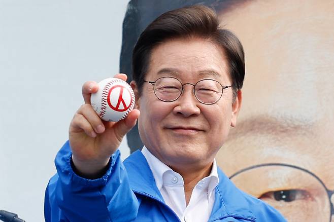더불어민주당 이재명 대선 후보가 29일 서울 송파구 잠실종합운동장 광장에서 열린 강동구·송파구 집중 유세에서 기표 모양이 그려진 야구공을 들고 있다. (사진 = 연합뉴스)
