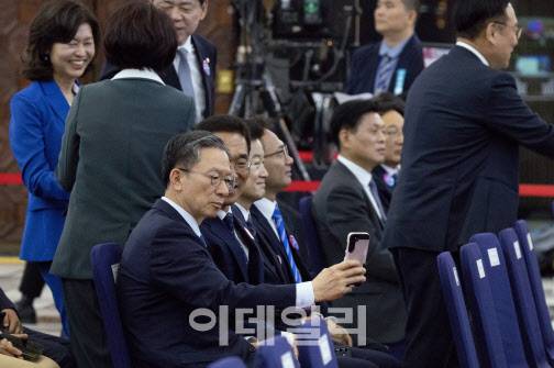 정성호 더불어민주당 의원이 4일 서울 여의도 국회 본청 로텐더홀에서 열린 제21대 대통령 취임 선서에서 셀카를 찍고 있다.(사진=뉴스1)