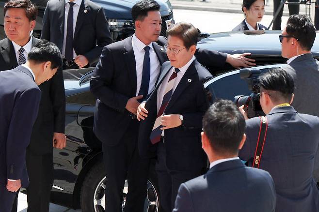 이재명 대통령이 취임 선서를 하기 위해 4일 서울 여의도 국회에 도착해 차량에서 내리고 있다.(사진=연합뉴스)