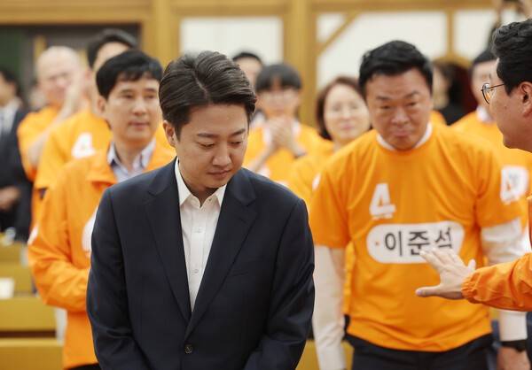 3일 서울 국회 여의도 의원회관에 마련된 당 개표상황실에 도착 이준석 대선 후보 / 연합뉴스