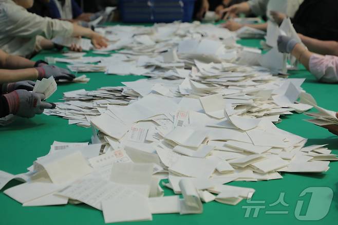 21대 대통령선거 개표가 시작된 3일 오후 8시 울산 북구 오토밸리복지센터 체육관에서 개표사무원들이 분주하게 개표하고 있다. 2025.6.3/뉴스1 ⓒ News1 김세은 기자