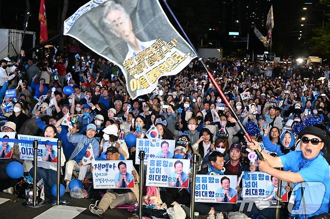 이재명 더불어민주당 대통령 후보가 3일 밤 당선이 확실시된 가운데 서울 여의도 국회 앞에서 지지자들이 환호하고 있다. (공동취재) 2025.6.4/뉴스1 ⓒ News1 안은나 기자