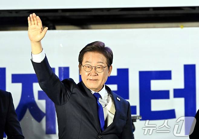 당선이 확실시된 이재명 더불어민주당 대통령 후보가 4일 서울 여의도 국회 앞에 마련된 민주당 국민개표방송시청 현장을 찾아 지지자들에게 인사하고 있다. (공동취재) 2025.6.4/뉴스1 ⓒ News1 안은나 기자