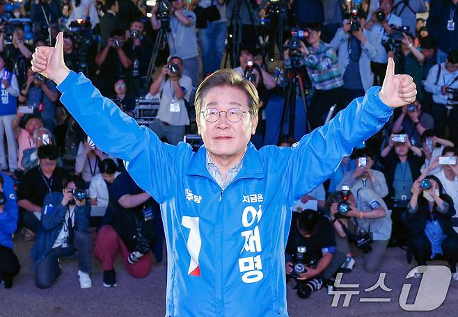 이재명 더불어민주당 대통령 후보가 제21대 대통령선거를 하루 앞둔 2일 오후 서울 영등포구 여의도공원에서 열린 마지막 유세에서 엄지 손가락을 치켜들고 있다. 2025.6.2/뉴스1 ⓒ News1 안은나 기자
