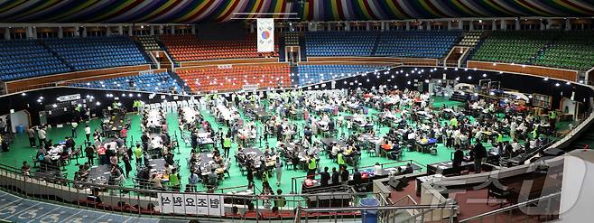 제21대 대통령 선거일인 3일 밤 제주시 한라체육관에서 개표작업이 이뤄지고 있다.2025.6.3./뉴스1 2025.6.3/뉴스1 ⓒ News1 오미란 기자