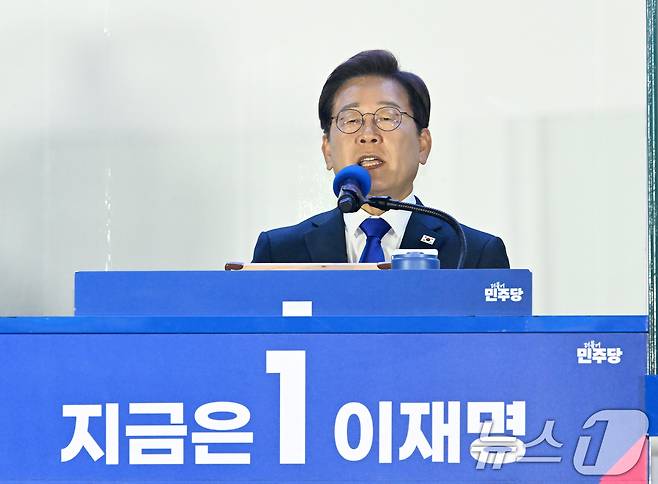 제21대 대통령 선거에서 당선이 확실해진 이재명 더불어민주당 후보가 4일 오전 서울 여의도 국회 앞에 마련된 개표방송 야외 무대에 올라 연설을 하고 있다. (공동취재) 2025.6.4/뉴스1 ⓒ News1 안은나 기자