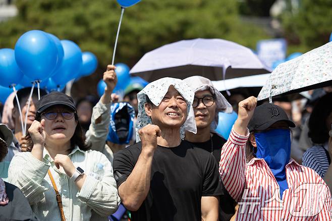1일 오전 경북 안동시 용부공원에서 열린 이재명 더불어민주당 대통령 후보 유세에서 시민들이 이 후보의 연설을 듣고 있다. 2025.6.1/뉴스1 ⓒ News1 이재명 기자
