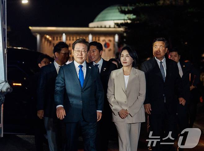 당선이 확실시된 이재명 더불어민주당 대통령 후보와 부인 김혜경 여사가 4일 서울 여의도 국회 앞에 마련된 민주당 국민개표방송시청 현장에 도착하고 있다. (공동취재) 2025.6.4/뉴스1 ⓒ News1 안은나 기자