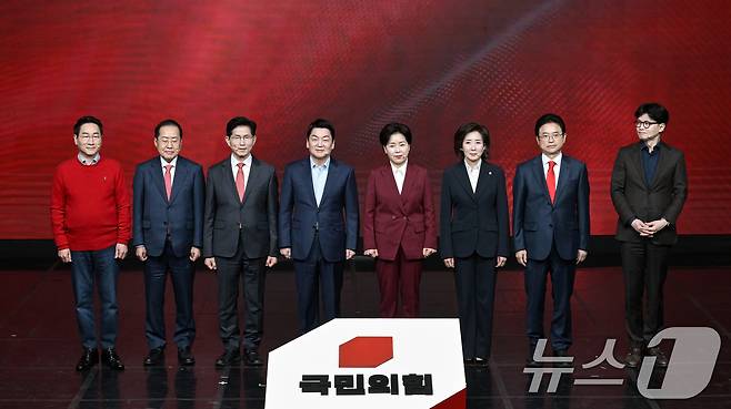 지난 4월 18일 서울 강서구 ASSA 아트홀에서 열린 ‘제21대 대통령 후보자 국민의힘 1차 경선 후보자 비전대회’에서 후보자들이 기념촬영을 하고 있다. 왼쪽부터 유정복, 홍준표, 김문수, 안철수, 양향자, 나경원, 이철우, 한동훈 후보. (공동취재) 2025.4.18/뉴스1 ⓒ News1 이재명 기자