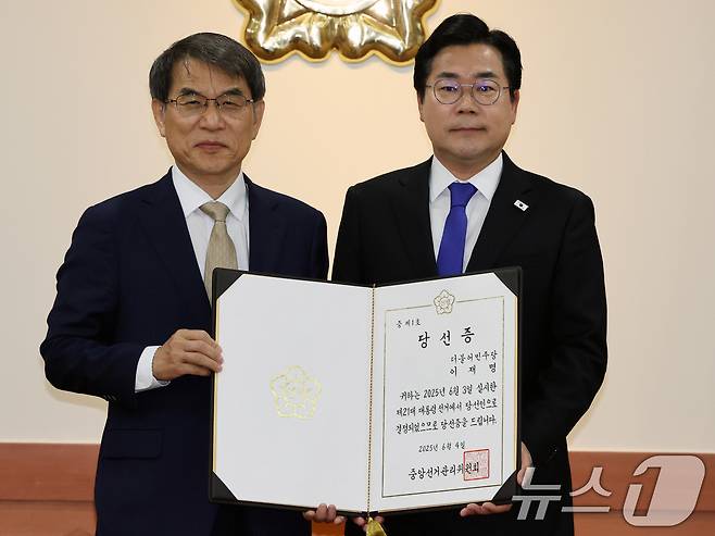 노태악 중앙선거관리위원장(왼쪽)이 4일 오전 경기 과천시 중앙선관위에서 박찬대 더불어민주당 원내대표에게 이재명 대통령 당선증을 수여하고 있다. 2025.6.4/뉴스1 ⓒ News1 황기선 기자