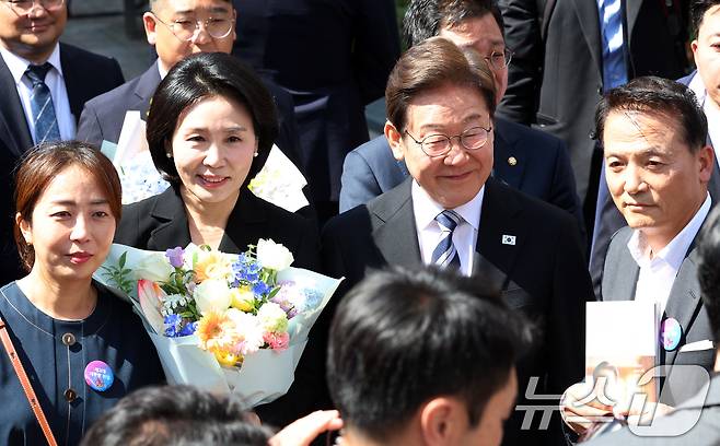 이재명 대통령과 김혜경 여사가 4일 오전 인천시 계양구 자택에서 나오며 환송나온 시민들과 인사를 하고 있다. ⓒ News1 김명섭 기자