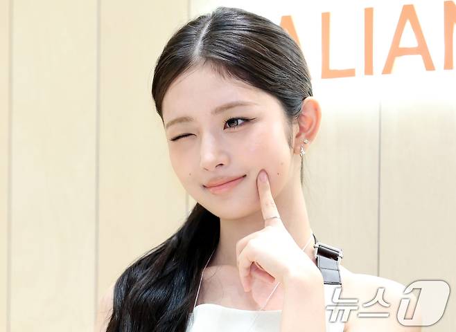 아이브 레이가 4일 서울 서초구 신세계백화점 강남점에서 열린 패션 브랜드 토즈(Tod's)의 이탈리안 썸머(ITALIAN SUMMER) 팝업 신세계 강남점 더 스테이지 오픈 행사에서 볼 콕 포즈를 취하고 있다. ⓒ News1 권현진 기자