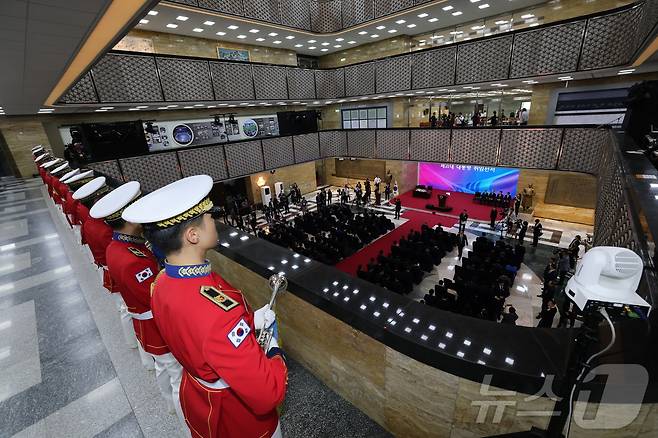 국군 군악대가 4일 국회 로텐더홀에서 열린 이재명 제21대 대통령 취임 선서에서 축하 연주를 하고 있다. 2025.6.4/뉴스1 ⓒ News1 국회사진기자단