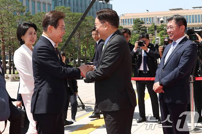 이재명 대통령이 취임 선서를 하기 위해 4일 오전 김혜경 여사와 서울 여의도 국회에 도착, 우원식 의장과 악수하고 있다. 2025.6.4/뉴스1 ⓒ News1 국회사진기자단