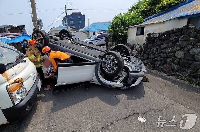 4일 오전 제주시 내도동에서 차량이 돌담을 들이받고 전복돼 운전자가 구조되고 있다.(제주도소방안전본부 제공. 재판매 및 DB 금지