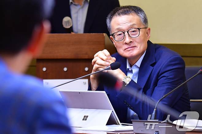 4일 경북 포항 시청 중회의실에서 열린 포항촉발지진 손해 배상 항소심 판결대응 전문가위원회에서 이진환 고려대 지구환경과학명예교수가 변호인단의 준비 과정을 설명 듣고 있다 2025.6.4/뉴스1 ⓒ News1 최창호 기자