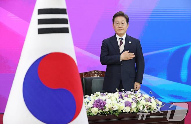 이재명 대통령ㅇ; 4일 서울 여의도 국회 본청 로텐더홀에서 열린 제21대 대통령 취임 선서에서 국민의례를 하고 있다. 2025.6.4/뉴스1 ⓒ News1 국회사진기자단