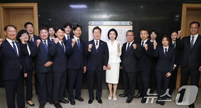 이재명 대통령이 4일 서울 여의도 국회 본청 로텐더홀에서 제21대 대통령 취임 선서를 마친 뒤 방호과 직원들과 기념촬영을 하고 있다. 2025.6.4/뉴스1 ⓒ News1 국회사진기자단