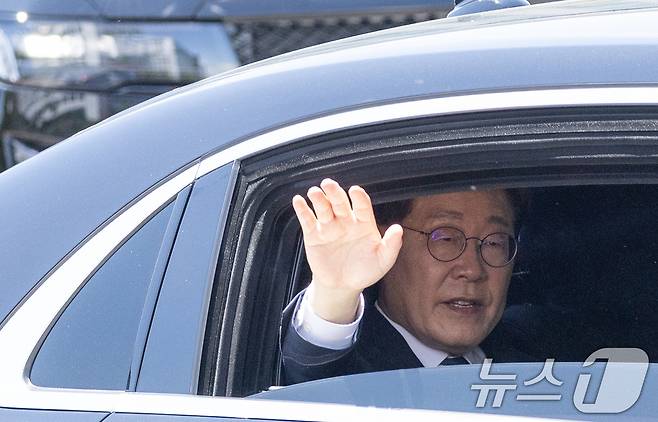 이재명 대통령이 4일 서울 여의도 국회 본청 로텐더홀에서 제21대 대통령 취임 선서를 마친 뒤 대통령실로 향하는 도중 시민들에게 인사하고 있다. 2025.6.4/뉴스1 ⓒ News1 이재명 기자