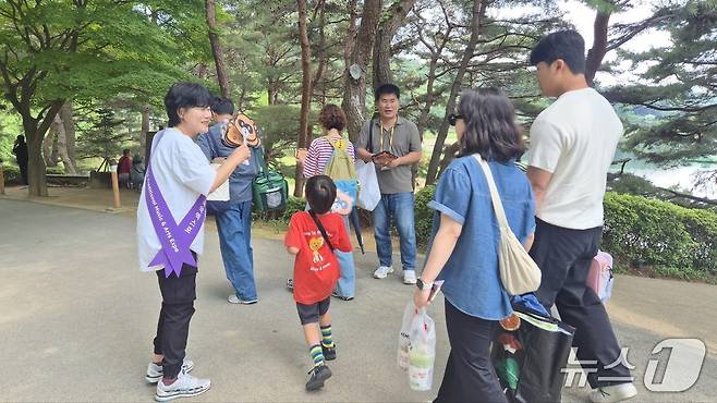 영동세계국악엑스포조직위 관계자들이 엑스포 개최를 홍보하고 있다. (조직위 제공. 재판매 및 DB금지) /뉴스1