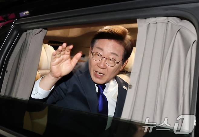 당선이 확실시된 이재명 더불어민주당 대통령 후보가 4일 서울 여의도 국회 앞에 마련된 민주당 국민개표방송시청 현장에서 연설을 마친 후 떠나고 있다. (공동취재) 2025.6.4/뉴스1 ⓒ News1 안은나 기자