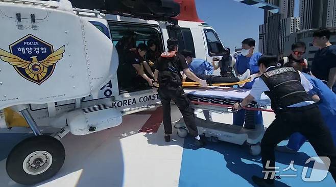 울산해양경찰서는 4일 오전 울산 울주군 해상에서 선박 내 응급환자가 발생해 긴급 이송시켰다고 밝혔다.(울산해경 제공. 재판매 및 DB 금지)/뉴스1