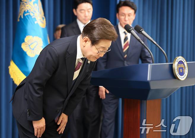 이재명 대통령이 4일 서울 용산구 대통령실 청사 브리핑룸에서 국무총리와 국정원장, 대통령 비서실장 등 인선발표를 하기 앞서 고개 숙여 인사하고 있다.  2025.6.4/뉴스1 ⓒ News1 허경 기자