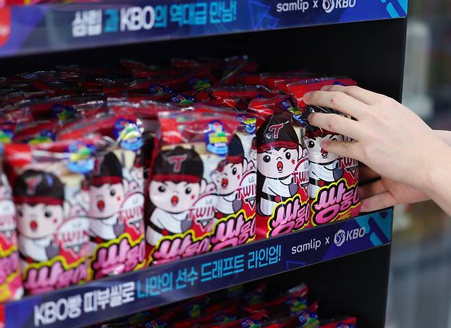 4일 서울 송파구 잠실구장 내 GS25 편의점에서 관계자가 크보빵을 정리하고 있다. SPC삼립과 KBO가 협업해 출시한 ‘크보빵’은 3일 만에 100만봉이 판매됐다. 사진 | 연합뉴스