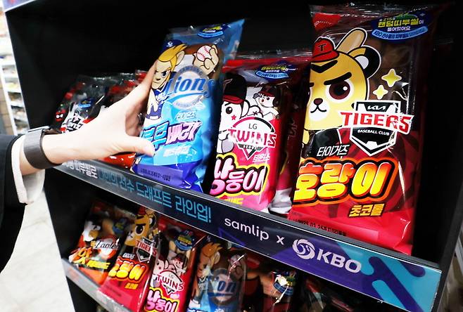 서울의 한 편의점 매대에 진열된 크보빵 모습. 사진 | 연합뉴스