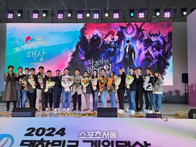 넷마블 관계자들이 무대에 올라 ‘나혼렙’ 대상 수상을 자축하고 있다. 벡스코 | 김민규 기자 kmg@sportsseoul.com