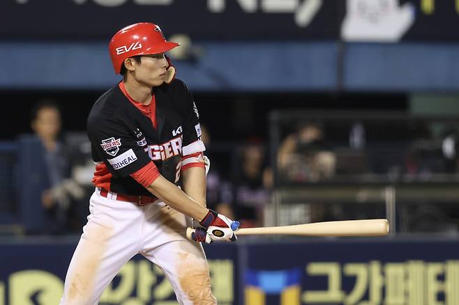 KIA 김호령이 3일 서울 잠실구장에서 열린 2025 KBO리그 정규시즌 두산전서 안타를 치고 있다. 사진 | KIA 타이거즈