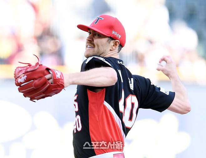 KIA 네일이 4일 잠실구장에서 열린 2025 KBO리그 두산과 경기에 선발 등판해 힘차게 공을 던지고 있다. 잠실 | 박진업 기자 upandup@sportsseoul.com