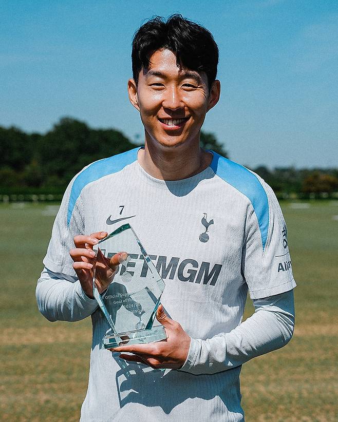 [스포츠조선 강우진 기자]영국 현지에서 손흥민의 주장 자리가 위태롭다는 보도가 계속해서 나오고 있다. 심지어 방출까지도 고려한다는 소식이다.

유럽축구연맹(UEFA) 유로파리그에서 우승컵을 든 손흥민의 리더십에 대한 구단 차원의 배려는 없는 듯하다.

영국 투더래인앤백은 3일(한국시각) "잉글랜드 프리미어리그(EPL)에서의 실망스러운 시즌 이후, 선수단에 큰 변화가 예상되며, 토트넘의 상징적인 인물 한 명이 방출될 가능성도 있다"라고 전했다. 이는 손흥민을 겨냥해서 하는 이야기다. 사진=SNS