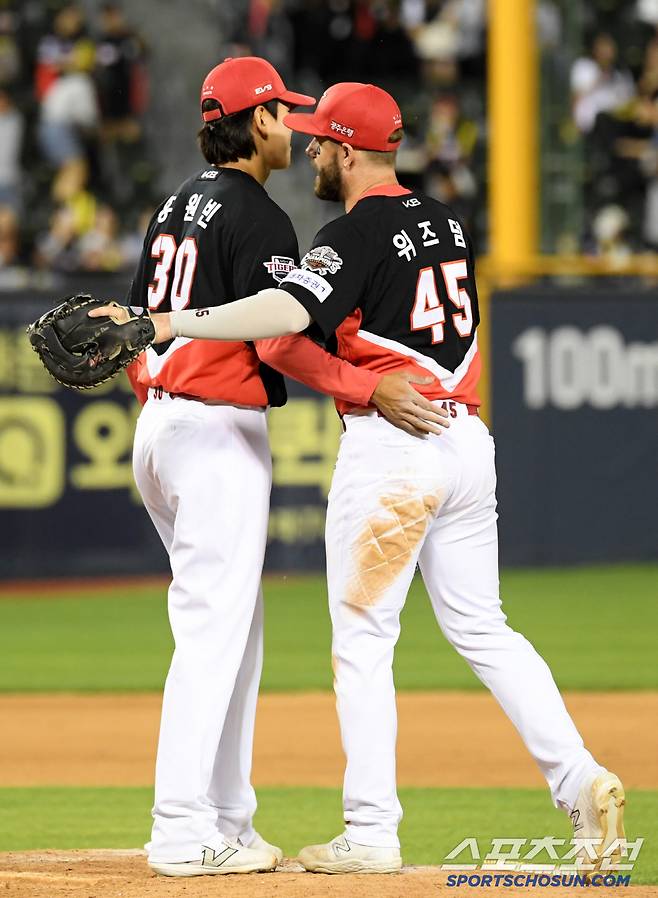 1루수 위즈덤은 홍원빈을 따뜻하게 안아줬다.