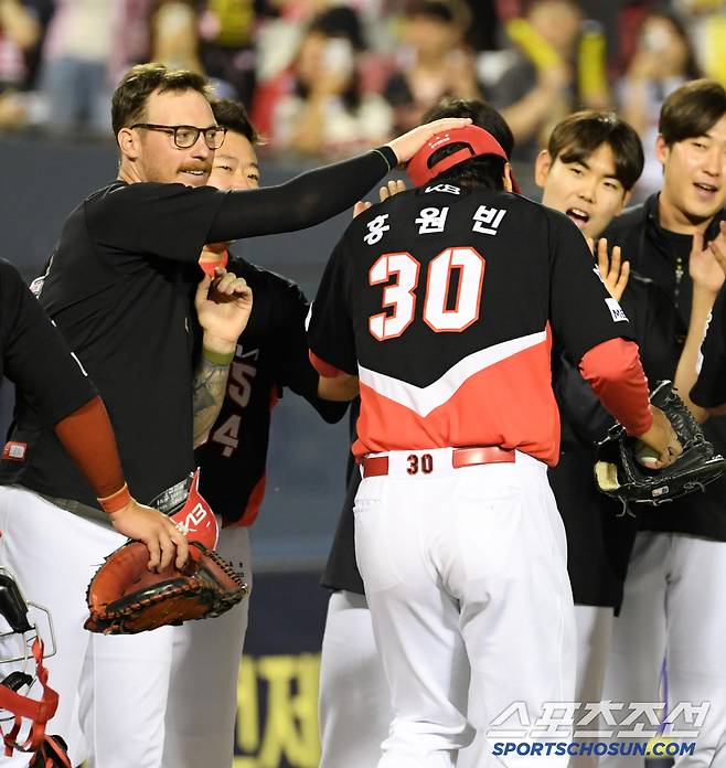 올로 형님의 격한 축하를 받는 홍원빈.