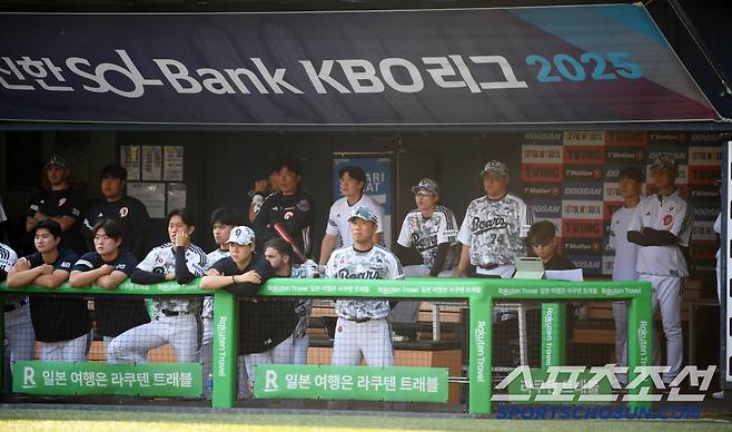 3일 잠실구장에서 열린 두산 베어스와 KIA 타이거즈의 경기. 조성환 감독대행이 이끄는 두산 더그아웃. 잠실=박재만 기자 pjm@sportschosun.com/2025.06.03/