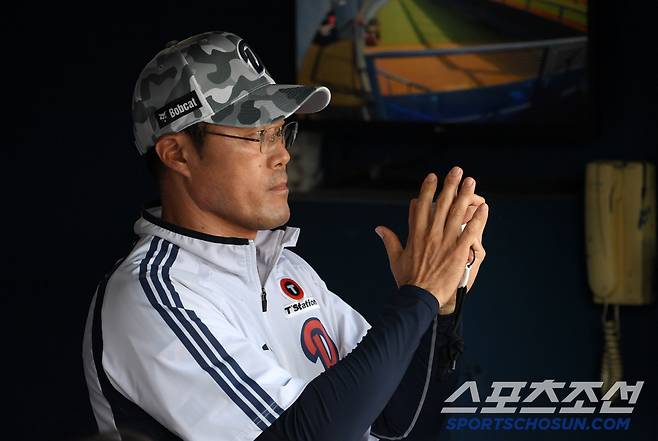 3일 잠실구장에서 열린 두산 베어스와 KIA 타이거즈의 경기. 두산 조성환 감독대행이 선수들을 독려하고 있다. 잠실=박재만 기자 pjm@sportschosun.com/2025.06.03/