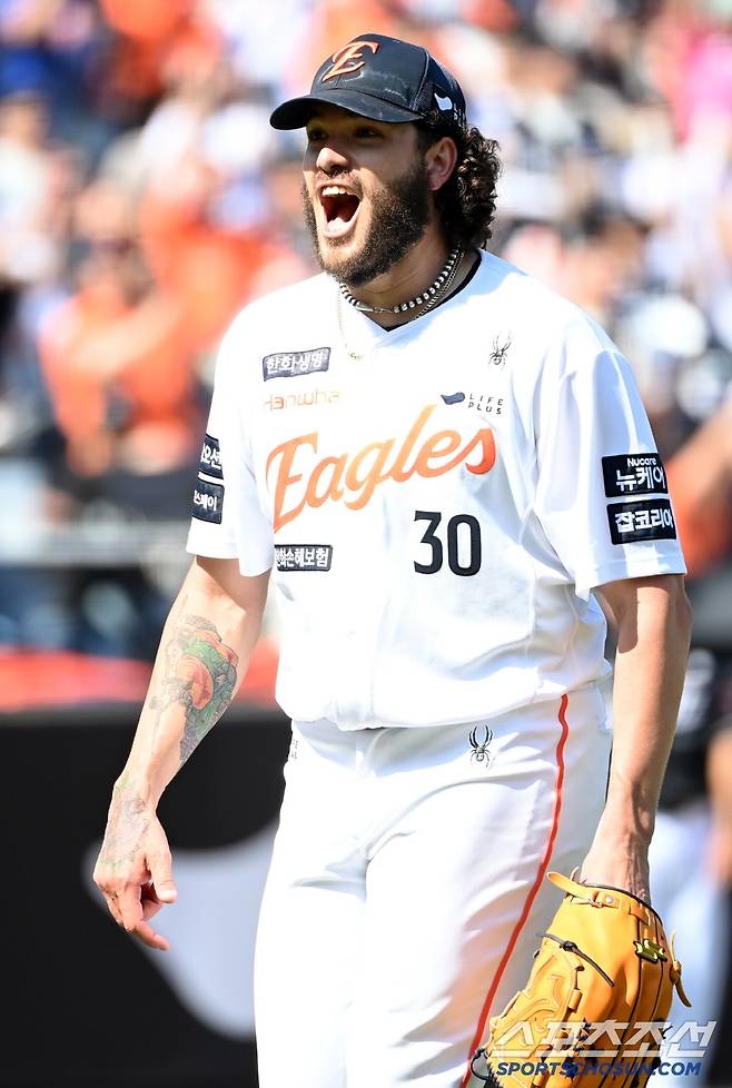 3일 대전 한화생명볼파크에서 열린 KT와 한화의 경기, 5회초 1사 1루 한화 폰세가 KT 강민성을 병살로 처리하며 이닝을 마친 후 기뻐하고 있다. 대전=허상욱 기자wook@sportschosun.com/2025.06.03/