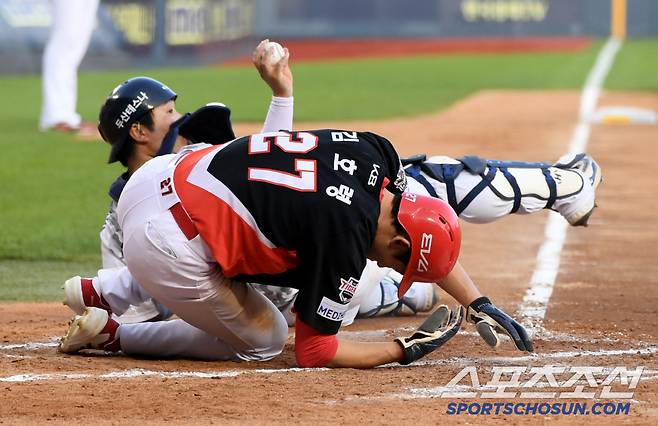 3일 잠실구장에서 열린 두산 베어스와 KIA 타이거즈의 경기. 7회초 2사 1,3루 KIA 김호령이 더블스틸 �� 홈을 노렸지만 두산 포수 김기연에게 태그 당하고 있다. 잠실=박재만 기자 pjm@sportschosun.com/2025.06.03/