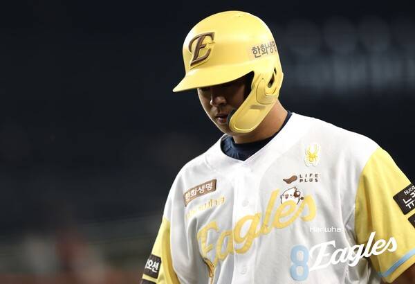 고개 숙이고 돌아가는 노시환. ⓒ한화 이글스