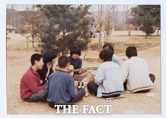 1979년 시계를 만드는 오리엔트공장에 다니던 시절 남이섬으로 야유회를 간 이 당선인(왼쪽에서 첫번째). /민주당 제공