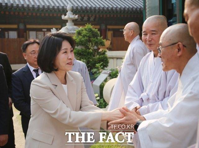 김혜경 여사가 지난달 27일 오후 충북 청주시 용화사를 방문해 스님들과 인사를 나누고 있다./뉴시스