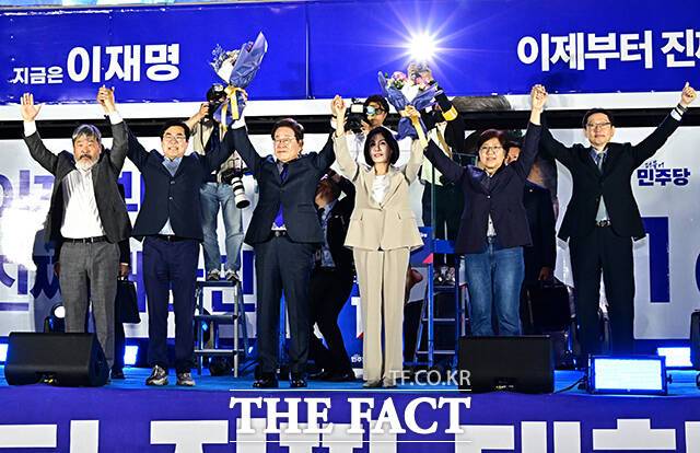 시민들에게 인사하는 이재명 후보.