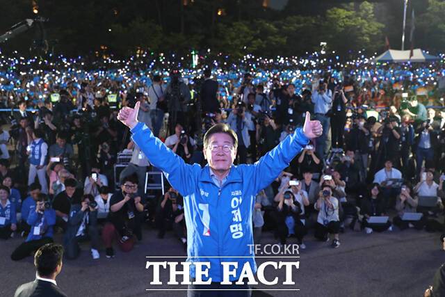 이재명 후보가 선거 유세 마지막날인 지난 2일 오후 ​서울 여의도공원 문화의마당에서 열린 집중유세에 참석해 손을 들고 포즈를 취하고 있다. /배정한 기자