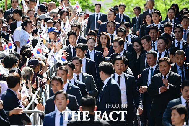 이재명 제21대 대통령이 4일 오전 인천시 계양구 귤현동 사저에서 강화된 경호 속에 현충원 참배와 취임식 등 첫 행보에 나서고 있다. /계양=남윤호 기자