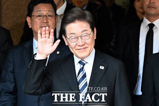 이재명 대통령이 4일 오전 인천 계양구 사저를 출발하며 주민들에게 인사를 하고 있다. /남윤호 기자