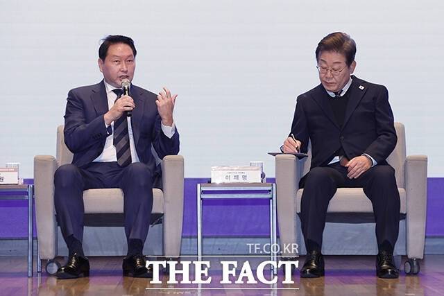 최태원 SK그룹 회장 겸 대한상공회의소 회장이 지난달 8일 서울 중구 대한상공회의소 국제회의장에서 열린 간담회에서 이재명 대통령(당시 대선 후보)에게 경제 정책을 제언하고 있다. /국회사진취재단