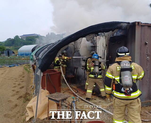 소방대원들이 농막에서 발생한 화재를 진압하고 있다./천안동남소방서