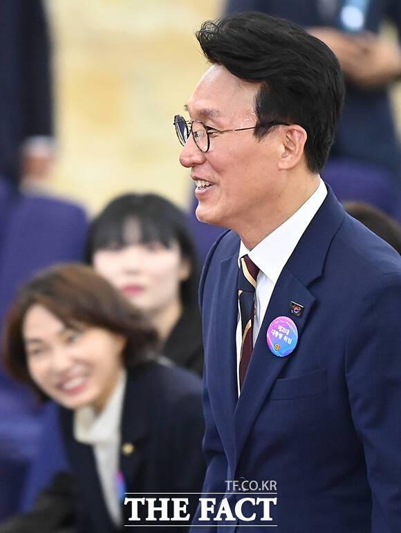 국무총리에 내정된 김민석 더불어민주당 의원이 밝은 표정으로 참석하는 모습.