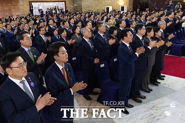이재명 대통령 취임선서에서 박수치는 이준석 의원(왼쪽 두 번째)을 비롯한 내빈들의 모습.